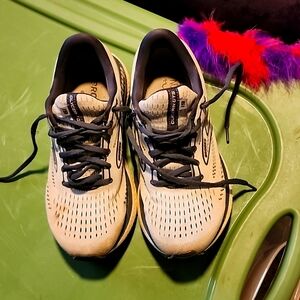 BROOKS Tennis Shoes A kit of tred left. Not worn very much